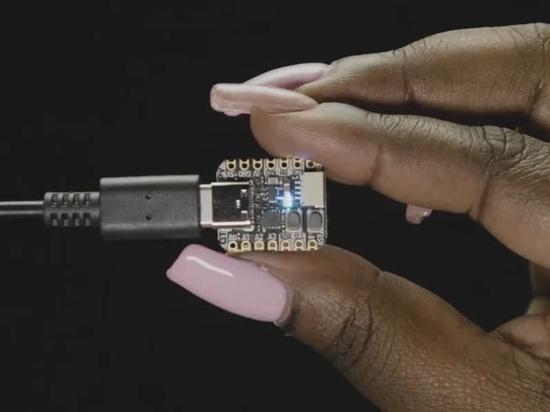 Adafruit CH552 QT Py — плата разработки 8051 с STEMMA QT