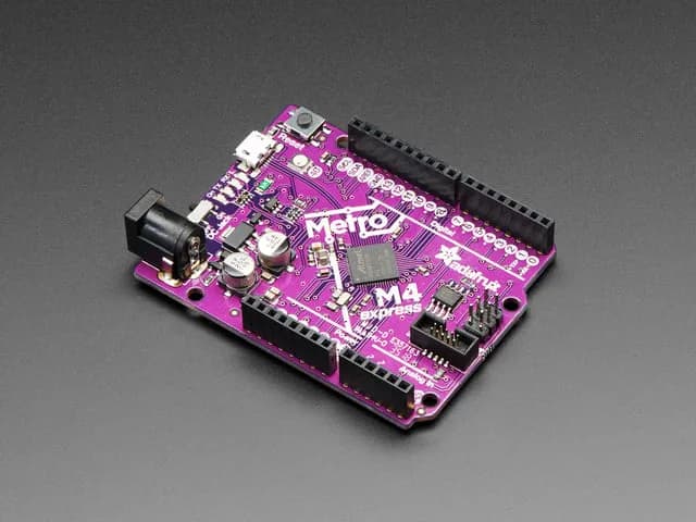 Adafruit Metro M4 с участием. Микросхема ATSAMD51