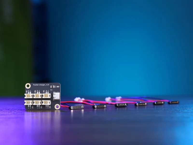 Зарядное устройство для карт-трекера T1000-E — печатная плата с 6 магнитными кабелями