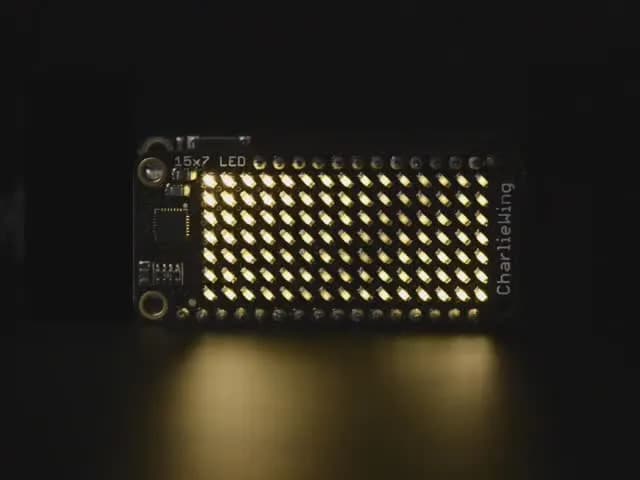Светодиодная матрица Adafruit 15x7 CharliePlex FeatherWing — теплый белый