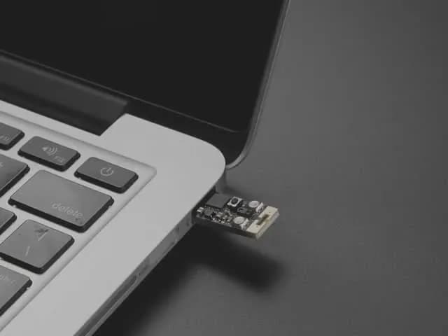 Adafruit Proximity Trinkey — плата разработки датчика USB APDS9960